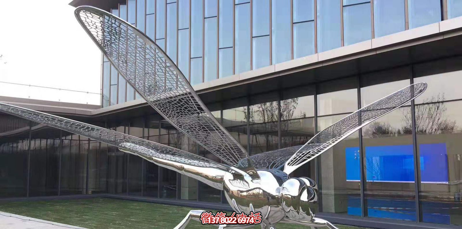 不銹鋼蜻蜓雕塑，鏡面反射大學花園抽象風格