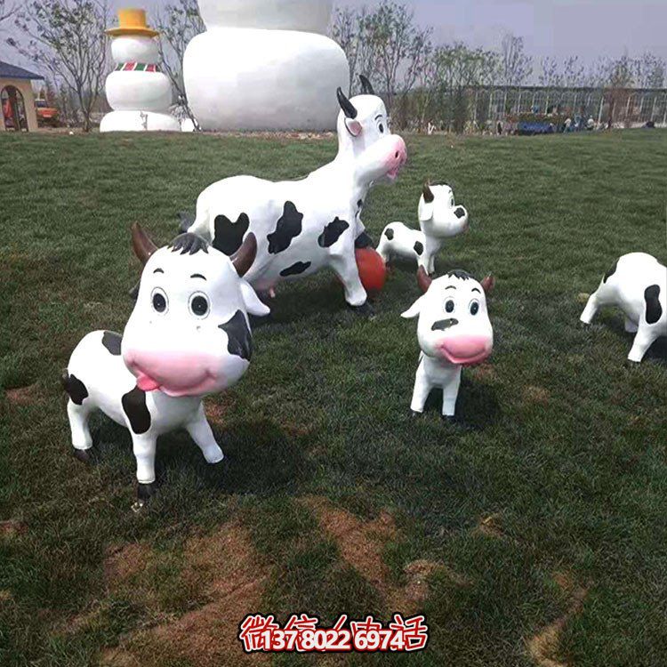 可愛(ài)小奶牛玻璃鋼雕塑，為戶(hù)外園林景觀增添獨(dú)特魅力