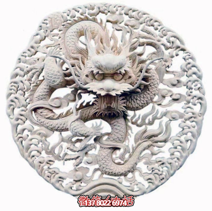 精美龍紋浮雕裝飾大門，點綴祠堂大門口
