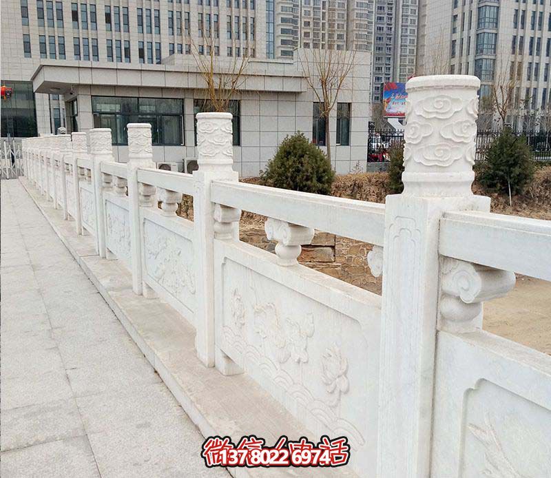 漢白玉鑲嵌欄桿扶手，點綴走廊裝飾，為城市花園添彩