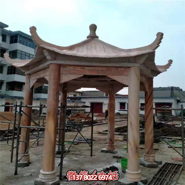 仿古涼亭，盡情欣賞晚霞染紅的美景