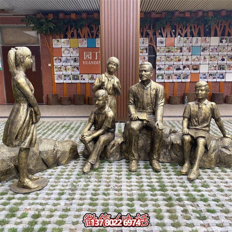 仿銅人物雕塑，裝點步行街情景