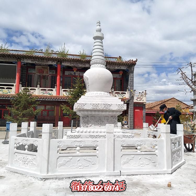 大型石雕舍利塔，宗教寺廟裝置