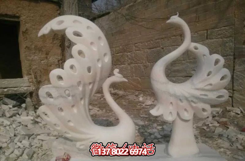 不銹鋼鏤空孔雀雕塑，點(diǎn)綴公園湖邊