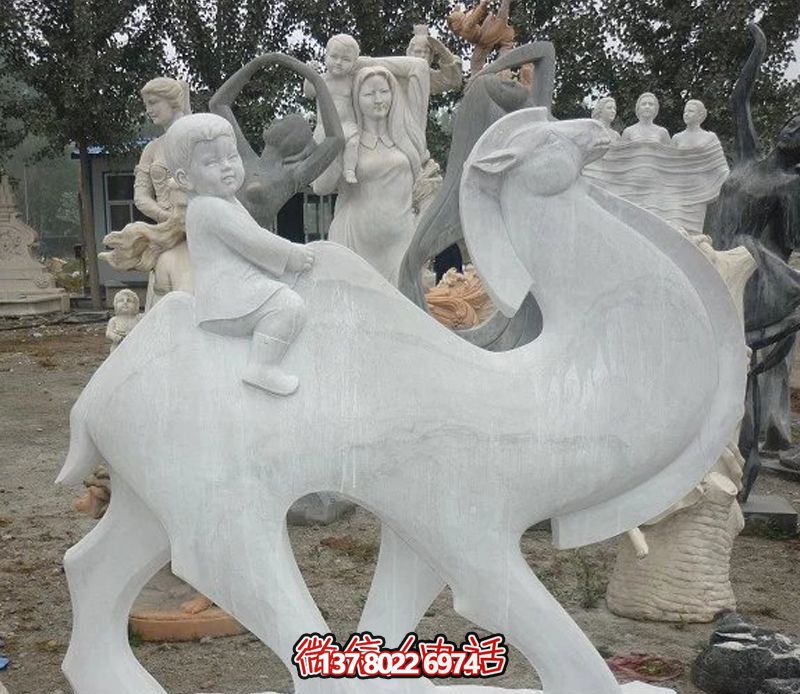 漢白玉駱駝雕塑，點綴公園里的抽象風情